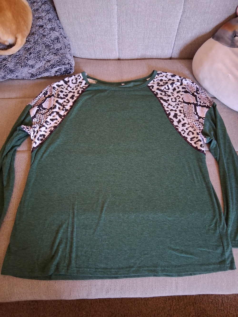 Women’s Long-Sleeve Green Top with Animal-Print Shoulders Sz 2X